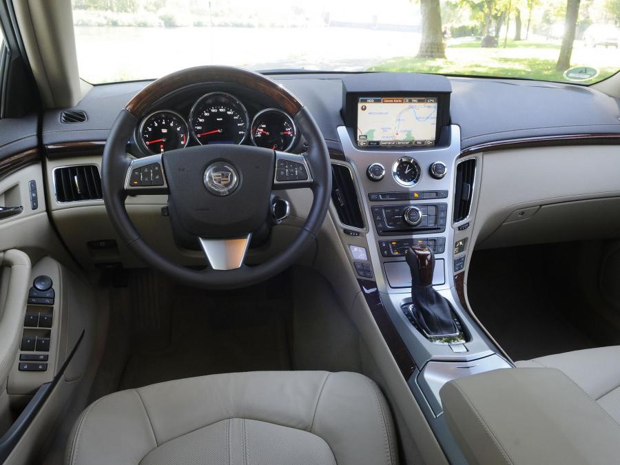  Cadillac CTS Sport Wagon 2010 года  (EU) (фото 3 из 11)